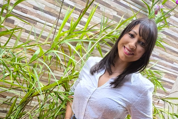 Psicóloga Manu com fundo de natureza